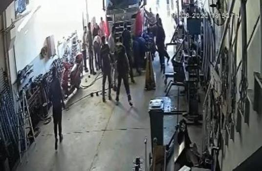Tamir ettikleri TIR'ın altında kalan baba ve oğlunu, komşu esnaf kurtardı: olay kamerada