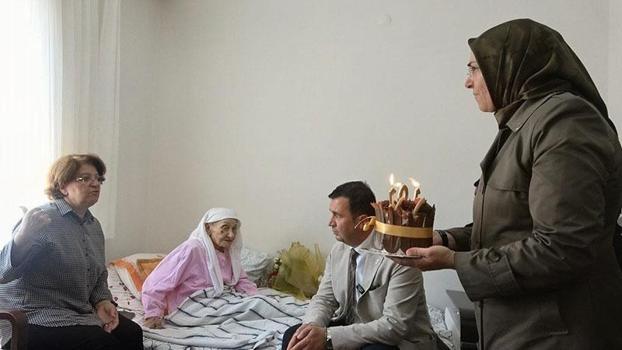 Atatürk'ün elini öptüğünü belirten 101 yaşındaki Hacer Akdoğan'a sürpriz doğum günü
