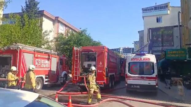 Tuzla'da 4 katlı binanın çatısında çıkan yangın yandaki apartmana sıçradı