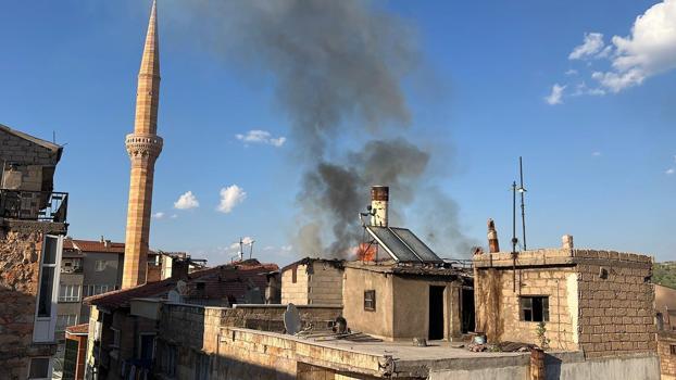 Nevşehir’de 3 katlı binanın çatısında yangın