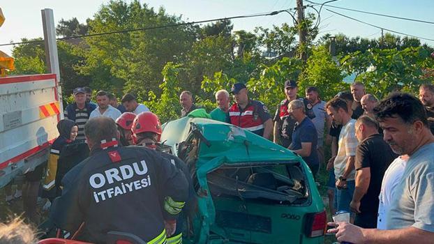 Ordu’da minibüs, park halindeki otomobile çarptı: 3 yaralı