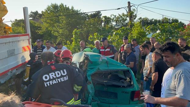 Ordu’da minibüs, park halindeki otomobile çarptı: 3 yaralı