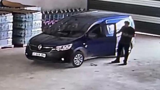 Hafif ticari araca giren yılan paniğe neden oldu; o anlar kamerada
