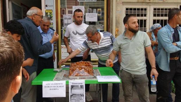 Aziz Yıldırım’ın başkanlığı tatlı dağıtılarak kutlandı