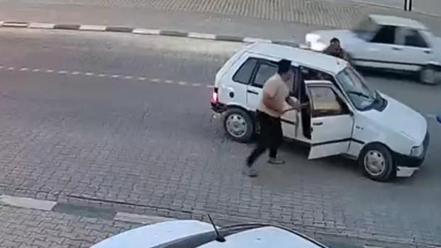 Yolunu kesen kuzenleri tarafından demir çubuklarla dövüldü; olay kamerada