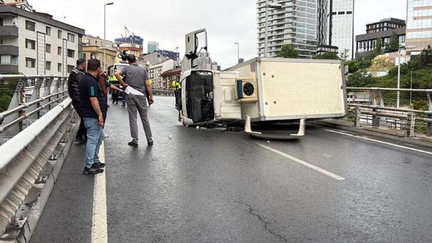 Şişli Bomonti Tünel çıkışında kamyonet devrildi; yol trafiğe kapandı