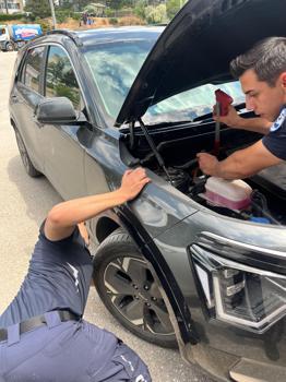 Otomobil motorunda mahsur kalan kediyi itfaiye kurtardı