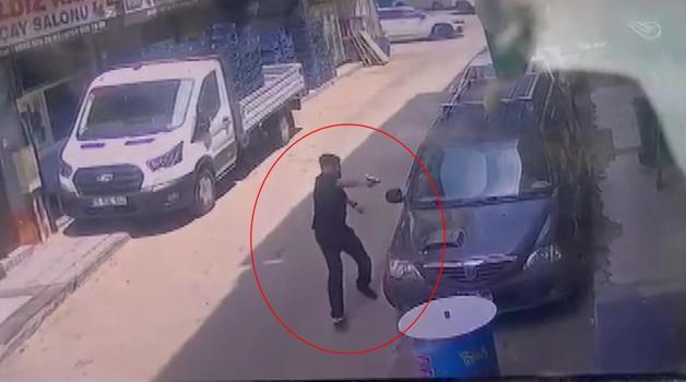Bursa’da silahlı saldırı anı kamerada: 2 yaralı