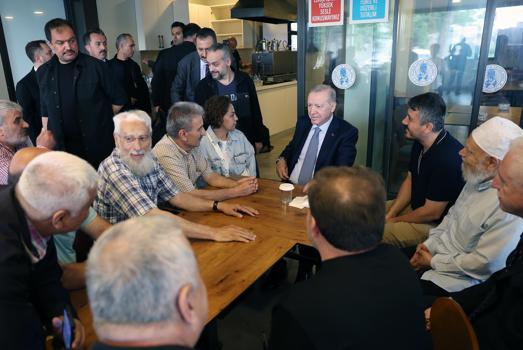 Cumhurbaşkanı Erdoğan Erzurum Vakfı'nın Beyoğlu'ndaki lokalini ziyaret etti