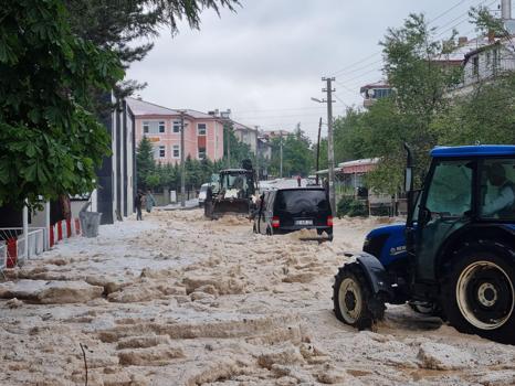 Afyon’da dolu yağışı; yollar kapandı, bahçeler zarar gördü