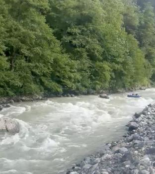 Kayıp gencin cansız bedenini dereden çıkaran AFAD ekibinin botu akıntıya kapıldı; 1 personel öldü, 3 personel kurtarıldı (2)