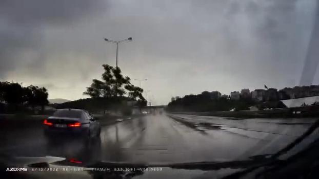 Maltepe D-100'de yağışın etkisiyle kayan otomobil bariyere çarptı; kaza kamerada