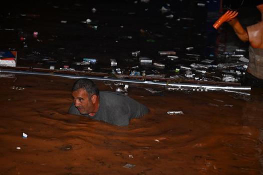 Kırşehir'de sağanak; 15 araç selde mahsur kaldı, 20 iş yerini su bastı (2)
