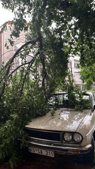 Manisa'da sağanak; sel sularının evin kapısından taştığı anlar kamerada