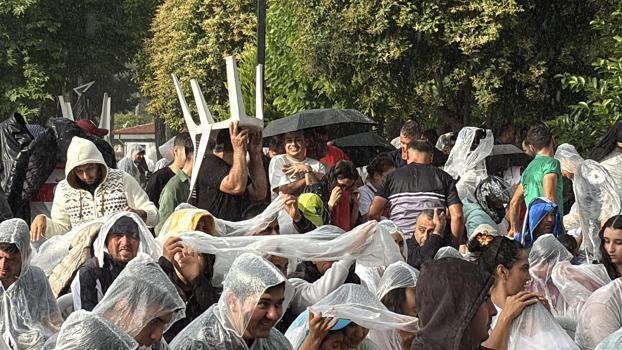 Hatay’da milli maç heyecanı; Antakya’da yağmura rağmen dev ekrandan takip ettiler