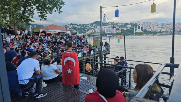 Milli maçı, deniz kenarına kurulan 'dev' ekrandan izlediler