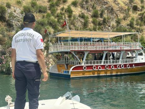 Halfeti’de arızalanıp sürüklenen tur teknesindeki 40 yolcuyu jandarma tahliye etti