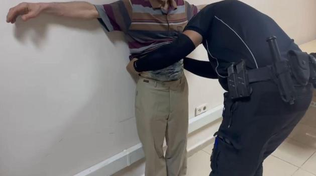 Aranan hükümlü, vücuduna bantladığı esrarla yakalandı