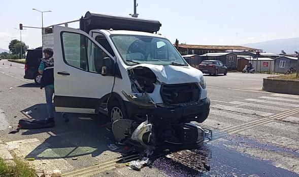 Kamyonet ile motosikletin çarpıştığı kazada 2 kardeş yaralandı