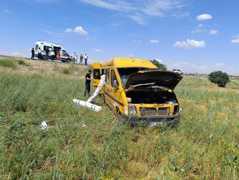 Mardin'de tarlaya devrilen minibüsün sürücüsü yaralandı