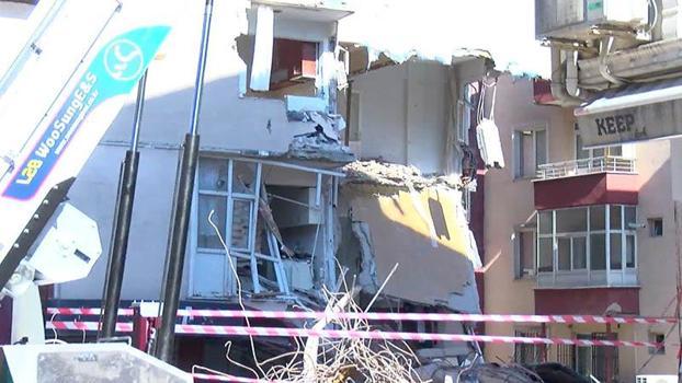 Güngören’de yıkım sırasında çöken apartman nedeniyle 2 bina tahliye edildi