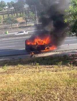 Esenyurt TEM Otoyolu'nda seyir halindeki hafif ticari araç alev alev yandı