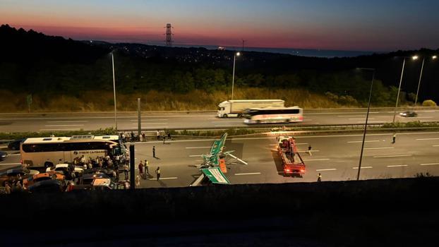 Sarıyer Kuzey Marmara Otoyolu'nda hafriyat kamyonunun çarptığı tabela devrildi; yol trafiğe kapatıldı -1