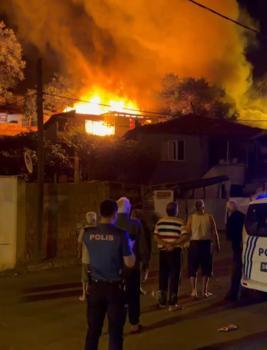 Gaziosmanpaşa’da 3 gecekondu alev alev yandı