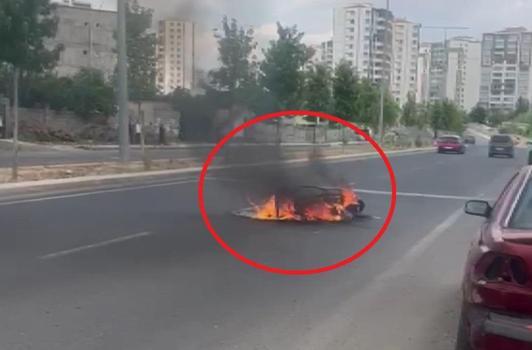 Seyir halindeki motosiklet alev aldı; o anlar kamerada
