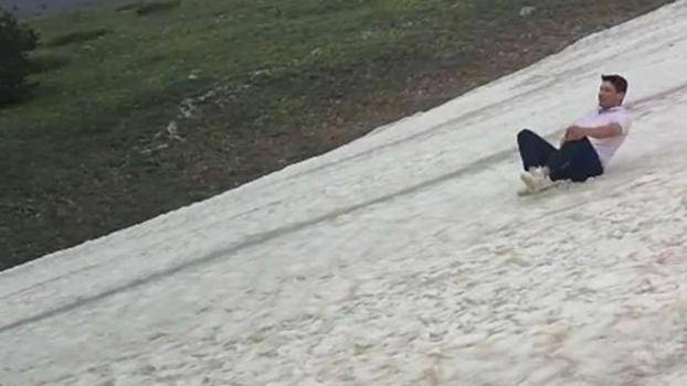 Haziran ayında zirvede poşetlerle karda kaydılar
