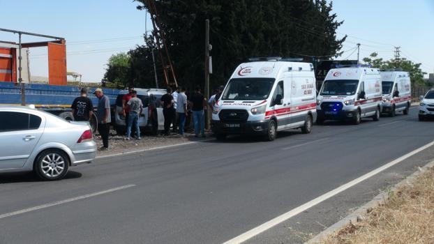 Hafif ticari araç direğe çarptı; 1 yaralı