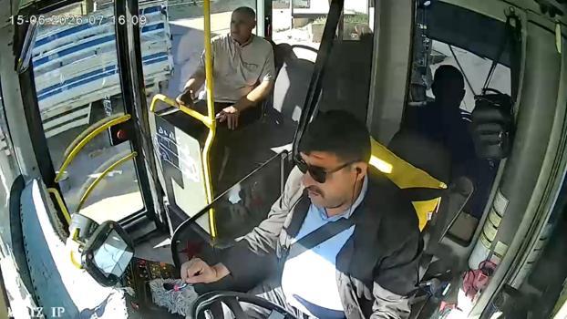 Otobüs şoförü, rahatsızlanan yolcusunu hastaneye yetiştirdi; o anlar kamerada