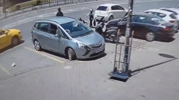 Fatih'te araçta eşini bekleyen Rumen turistin çantasını çaldılar; içindekileri alıp geri bıraktılar