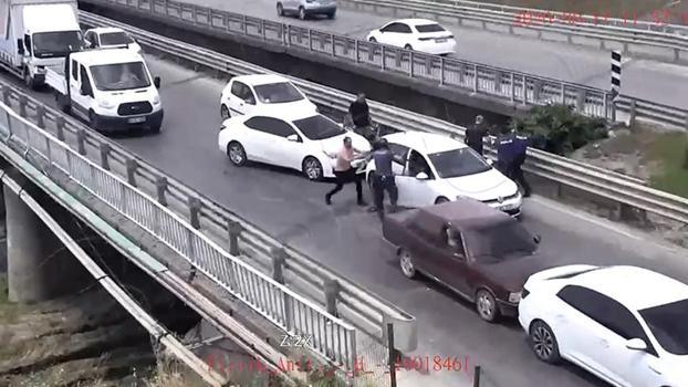 Cezaevi önünde 2 kişiyi yaralayıp, otomobil gasbeden şüphelilerin yakalanma anı kamerada