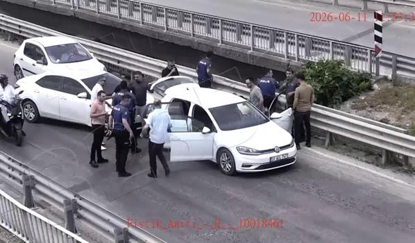 Cezaevi önünde 2 kişiyi yaralayıp, otomobil gasbeden şüphelilerin yakalanma anı kamerada