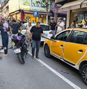 Açılan taksi kapısına çarparak devrilen motosikletin sürücüsü yaralandı