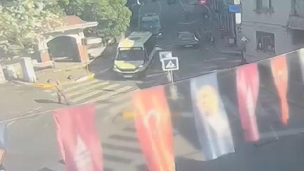 Beyoğlu’nda minibüsün çarptığı yayanın hayatını kaybettiği kaza kamerada