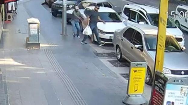 Pastaneden çıkarken silahlı saldırıya uğradı; olay kamerada