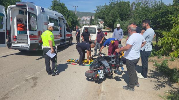 Hafif ticari aracın çarptığı motosikletin sürücüsü yaralandı