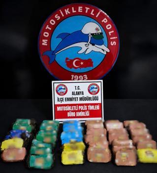 Durdurulan motosikletten 4 kilo uyuşturucu çıktı