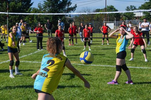 Mini Voleybol Şenliği’nde bin 300 çocuk sahaya çıktı