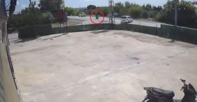Hafif ticari araç ile motosiklet çarpıştı; 2 yaralı, kaza kamerada