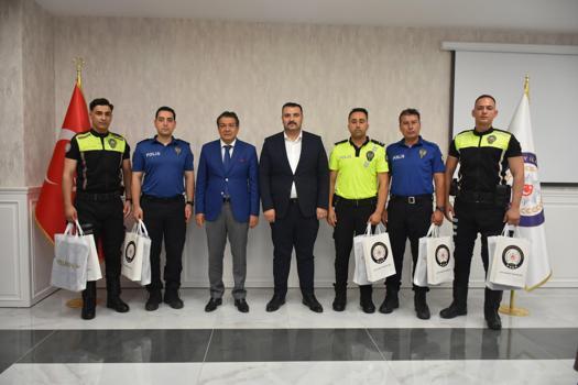 LGS’de örnek davranış sergileyen polislere ödül