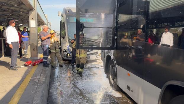 Avcılar'da metrobüsün motor kısmında çıkan yangın söndürüldü