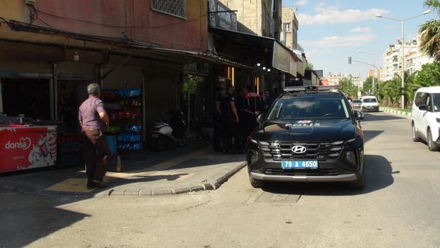 Kilis'te kebap salonunda bıçaklı kavga kamerada: 1 yaralı