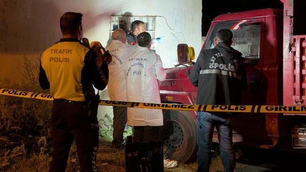 Çocuklar oynarken hareket eden kamyonet ile ev arasında sıkışan Ayaz öldü; o anlar kamerada