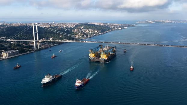 Dev vinç gemisi İstanbul BoÄŸazı'ndan geçiyor