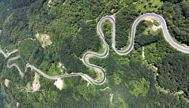 Domaniç Dağları'na uzanan 'kıvrımlı yollar'ın eşsiz manzarası dronla görüntülendi