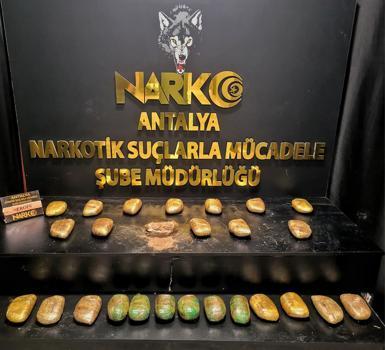 Aile görüntüsü vererek uyuşturucu taşıyan 3 şüpheli tutuklandı