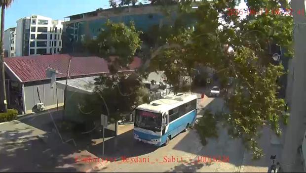 Çınar ağacı halk otobüsünün üzerine devrildi; o anlar kamerada